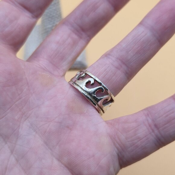 Size 8.75 Sterling Silver Worn Ocean Sea Waves Unisex Band Ring A5669 - Picture 3 of 7